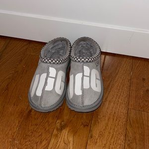 Kids size 1 Ugg slippers